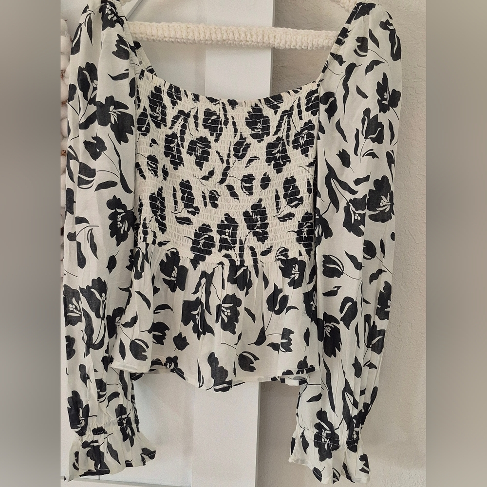 🧡🧡Dizzy Black and White Floral Smoked Top